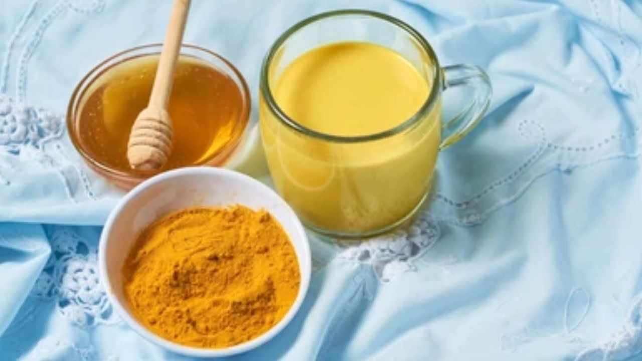 ఫేస్ మాస్క్ కి కావాల్సినవి 2 టేబుల్ స్పూన్ల పచ్చిపాలు, 1 టేబుల్ స్పూన్ తేనె, 1 టీ స్పూన్ పసుపు. పాలు, తేనె, పసుపు కలిపి మిశ్రమాన్ని ముఖానికి ప్యాక్లా రాయండి. 20 నిమిషాల పాటు అలాగే ఉంచి తర్వాత గోరువెచ్చని నీటితో కడగండి. ఇలా చేయడం వల్ల మీ చర్మం హైడ్రేట్ అవుతుంది. పైగా సాఫ్ట్ గా కూడా ఉంటుంది. అలాగే పసుపు వల్ల చర్మ సమస్యలు దూరమవుతాయి.