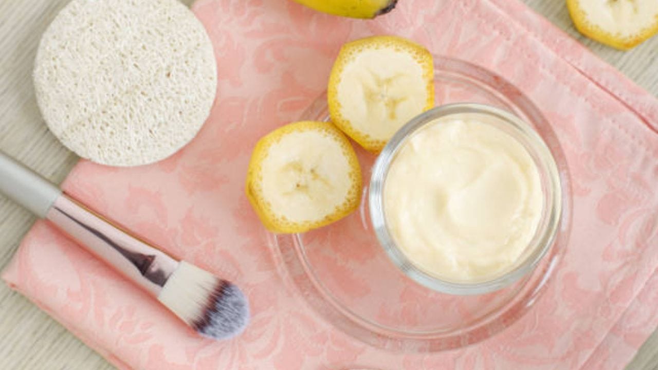 అరటిపండు మాస్క్ కి కావాల్సినవి 2 టేబుల్ స్పూన్ల పచ్చిపాలు, 1 అరటిపండు. అరటిపండును గుజ్జులా చేసి అందులో పచ్చిపాలు కలపండి. దీన్ని ముఖానికి అప్లై చేసి 20 నిమిషాల తర్వాత కడగండి. ఈ మాస్క్ చర్మానికి మాయిశ్చరైజేషన్ అందిస్తుంది. చర్మం మృదువుగా మారి ప్రకాశవంతంగా కనిపిస్తుంది.