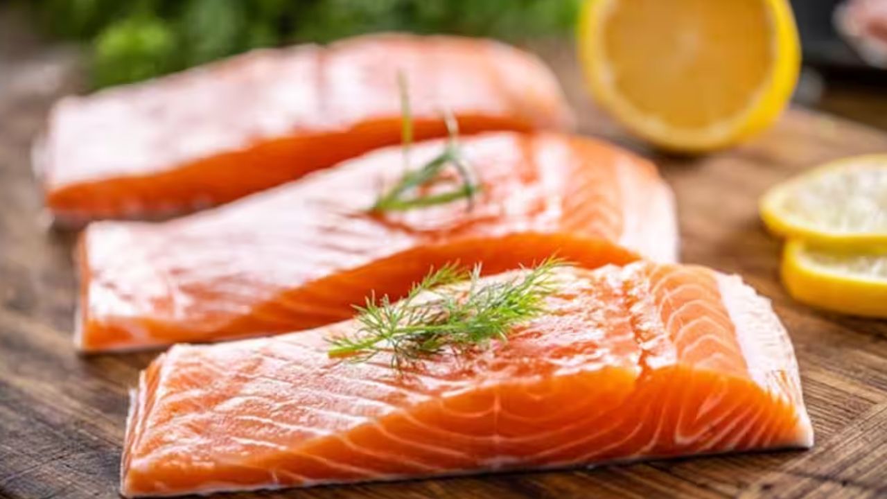 సాల్మన్ చేపల్లో ఒమేగా 3 ఫ్యాటీ యాసిడ్స్ అధికంగా ఉంటాయి. ఇవి చెడు కొలెస్ట్రాల్‌ను తగ్గించడంలో సహాయపడతాయి. అదనంగా ట్రైగ్లిజరైడ్ల స్థాయిలను కూడా తగ్గిస్తాయి. వీటిని డైట్‌లో చేర్చడం వల్ల గుండె ఆరోగ్యం మెరుగవుతుంది.