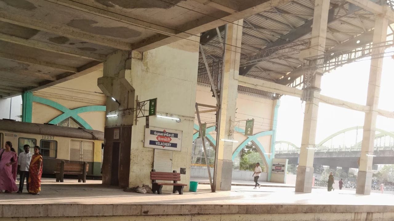 తమిళనాడులోని వేలచ్చేరి స్టేషన్ టాప్ 10 అపరిశుభ్ర స్టేషన్లలో నాలుగవ స్థానంలో ఉంది.