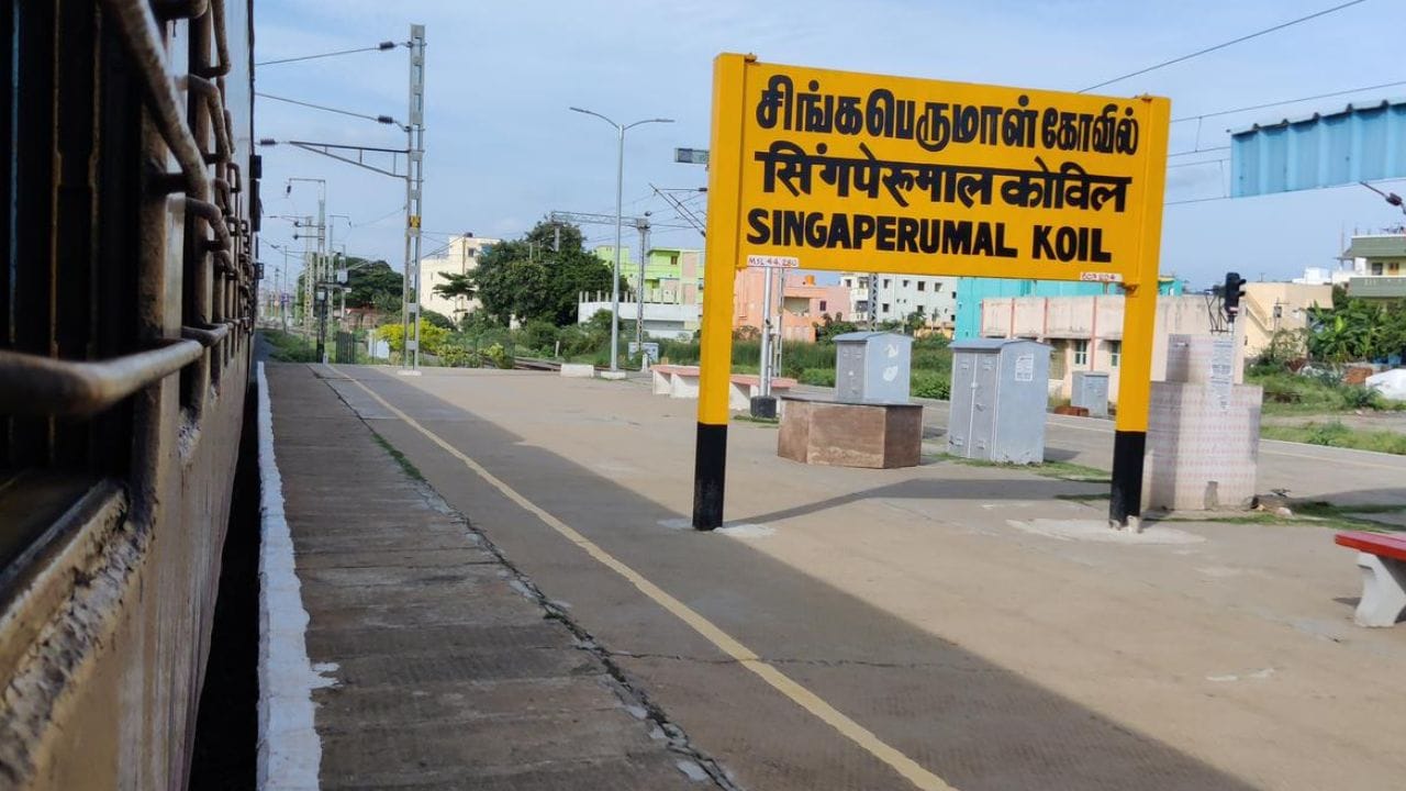 తమిళనాడుకు చెందిన సింగపెరుమాల్కోయిల్ స్టేషన్ మురికి స్టేషన్లలో 6వ స్థానాన్ని సంపాదించింది.