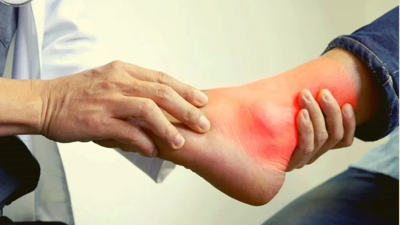 యూరిక్ యాసిడ్ని మనకు ఈజీగా లభించే వాటితోనే తగ్గించుకోవచ్చు. యూరిక్ యాసిడ్ లెవల్స్ని కంట్రోల్ చేయడంలో ఉసిరి కాయ ఎంతో చక్కగా పని చేస్తుంది. ప్రతి రోజూ ఒక ఉసిరి కాయ తిన్నా.. ఉసిరి రసం తాగినా యూరిక్ యాసిడ్ అదుపులోకి వస్తుంది.