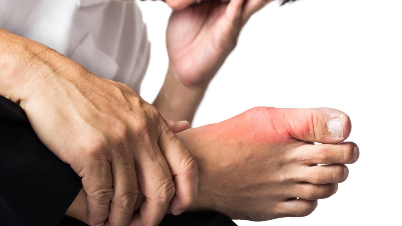 ప్రతి రోజూ వేపాకుల్ని నమిలి తిన్నా యూరిక్ యాసిడ్ నియంత్రణలో ఉంటుంది. కీళ్ల నొప్పులు, వాపులు ఉన్న చోట అల్లం వెలుల్లి పేస్ట్ కలిపి రాస్తే నొప్పులు తగ్గుతాయి.