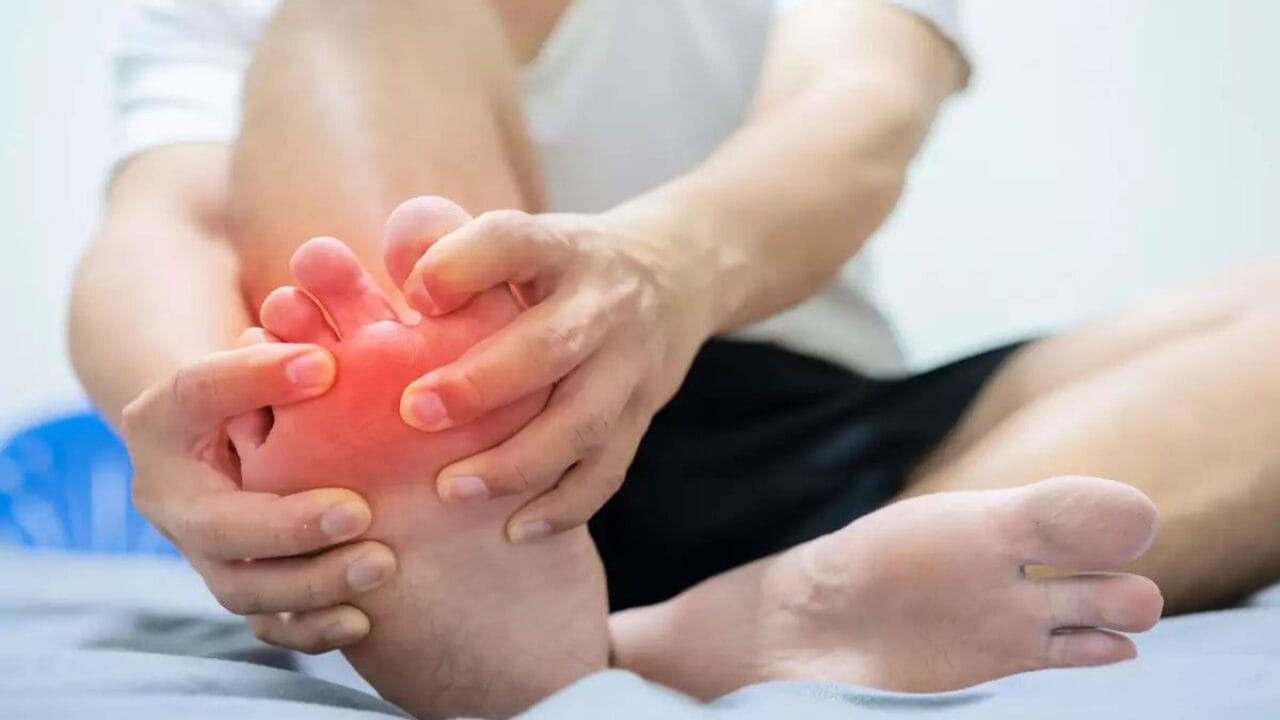 నల్ల ఎండు ద్రాక్ష తిన్నా యూరిక్ యాసిడ్ కంట్రోల్ అవుతుంది. బిర్యానీ ఆకులతో తయారు చేసి కషాయాన్ని తాగినా యూరిక్ యాసిడ్ లెవల్స్ నియంత్రణలోకి వస్తుందని ఆరోగ్య నిపుణులు చెబుతున్నారు.
(NOTE: ఇందులోని అంశాలు కేవలం అవగాహన కోసం మాత్రమే. నిపుణులు అందించిన సమాచారం ప్రకారం ఇక్కడ తెలియజేయడమైనది. ఆరోగ్యరీత్యా ఎలాంటి సమస్యలు ఉన్నా వైద్య నిపుణుల్ని సంప్రదించడం మేలు.)