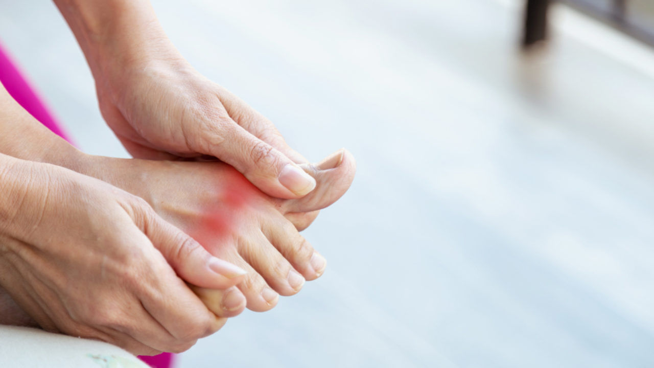 ఎక్కువసేపు కూర్చోవడం వల్ల పాదాలు ఉబ్బుతాయి. ఇక్కడి నుంచే ఆర్థరైటిస్ ప్రారంభమవుతుంది. యూరిక్ యాసిడ్‌ను ప్రారంభంలోనే నివారించగలిగితే, ఎన్నో సమస్యలను అణచివేయవచ్చని వైద్యులు అంటున్నారు. లేకపోతే సమస్య పెరుగుతుంది. ఇది మొదట్లో నొప్పిని కలిగించినప్పటికీ, యూరిక్ యాసిడ్ మూత్రపిండాలు, గుండెకు కూడా హాని తలపెడతాయి.