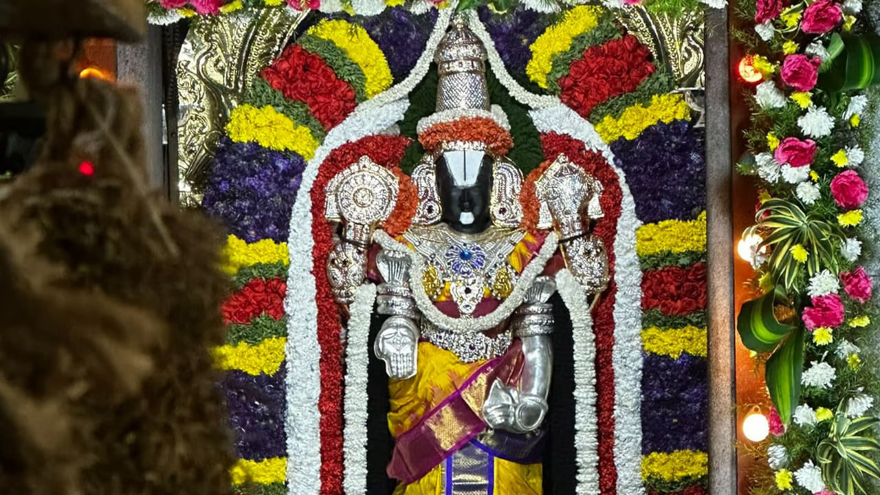 Vaikunta Ekadasi : తెలుగు రాష్ట్రాల్లో వైకుంఠ ఏకాదశి సందడి.. ఆలయాలకు పోటెత్తిన భక్తజనం