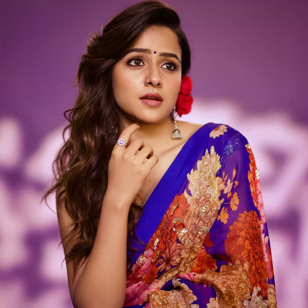 ప్రస్తుతం బొమ్మరిల్లు భాస్కర్ దర్శకత్వం వహిస్తున్న డీజే టిల్లు హీరో సిద్ధు జొన్నలగడ్డ హీరోగా నటిస్తున్న జాక్ ప్రాజెక్టులోనూ నటిస్తుంది. ఇప్పటికే ఈ సినిమా నుంచి విడుదలైన పోస్టర్స్ ఆకట్టుకున్నాయి.