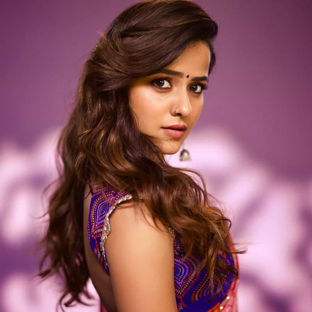 ఇదిలా ఉంటే.. సోషల్ మీడియాలో చాలా యాక్టివ్ గా ఉండే ఈముద్దుగుమ్మ.. తాజాగా షేర్ చేసిన ఫోటోస్ తెగ వైరలవుతున్నాయి. పూల చీరలో.. కాటుక కళ్లతో క్రేజీగా ఫోటోషూట్ చేసింది.