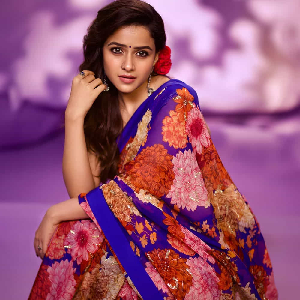 ప్రస్తుతం వైష్ణవి షేర్ చేసిన ఫోటోస్ నెట్టింట చక్కర్లు కొడుతున్నాయి. ఇదిలా ఉంటే.. ఇటీవల జిమ్ వర్కవుట్ ఫోటోస్ షేర్ చేసింది వైష్ణవి. తన జిమ్ ట్రైనర్ సమక్షంలో వర్కవుట్ చేస్తూ ఫిజిక్ కోసం చెమటలు చిందిస్తోంది.