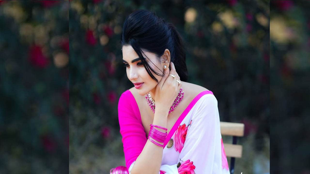 ఇక ఎప్పుడూ తన కామెడీతో అందరినీ నవ్విస్తుంటుంది ఈ ముద్దుగుమ్మ. అంతే కాకుండా డ్యాన్స్ కూడా అదరగొడుతుంది. ఇక ఇమ్మానుయేల్కు జోడిగా నటించి ఈ బ్యూటీ చాలా పాపులారిటీ సంపాదించింది. దీంతో తెలుగు రాష్ట్రాల్లో ఈ ముద్దుగుమ్మకు మంచి క్రేజ్ ఏర్పడింది.