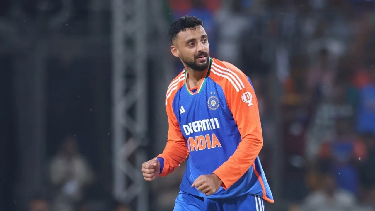 3. వరుణ్ చక్రవర్తి: వరుణ్ చక్రవర్తి ప్రస్తుతం అద్భుతమైన ఫామ్‌లో ఉన్నాడు. అతను తిరిగి భారత జట్టులోకి వచ్చినప్పటి నుంచి చాలా మంచి ప్రదర్శనను కనబరిచాడు. గత మ్యాచ్‌లో వరుణ్ చక్రవర్తి 5 వికెట్లు పడగొట్టాడు. ఇప్పటి వరకు అత్యధిక వికెట్లు తీసిన బౌలర్‌గా నిలిచాడు. భారత జట్టు సిరీస్ గెలవాలంటే వరుణ్ చక్రవర్తి ప్రదర్శన చాలా ముఖ్యం. ఈ మ్యాచ్‌లో అతను టీమిండియాకు ఎక్స్ ఫ్యాక్టర్‌గా నిరూపించుకోగలడు.