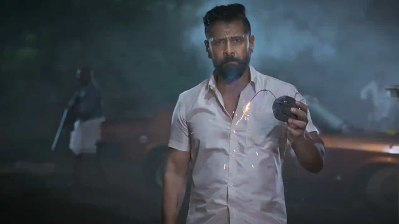 విక్రమ్ హీరోగా తెరకెక్కుతున్న లేటెస్ట్ మూవీ వీర ధీర సూరన్. యాక్షన్ థ్రిల్లర్గా రూపొందుతున్న ఈ సినిమాను తెలుగులోనూ భారీగా రిలీజ్ చేసేందుకు ప్లాన్ చేస్తున్నారు. మార్చి 27న తమిళ్తో పాటు తెలుగు, హిందీ భాషల్లోనూ వీర ధీర సూరన్ ప్రేక్షకుల ముందుకు రానుంది.