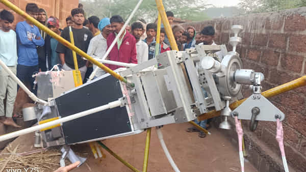 Viral: ఇంటి పైకప్పు మీద ఏదో పడినట్టు భారీ శబ్దం.. వెళ్లి చూడగా షాక్