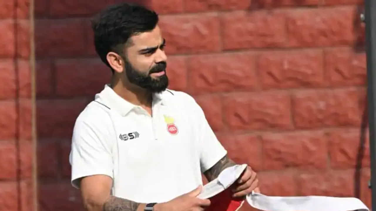 క్రికెట్ ప్రపంచంలో అత్యంత ఫిట్గా ఉన్న ఆటగాళ్ల గురించి మాట్లాడితే, విరాట్ కోహ్లీ ఎల్లప్పుడూ ముందంజలో ఉంటాడు. ప్రపంచవ్యాప్తంగా తన ఫిట్నెస్కు పేరుగాంచిన కోహ్లీ, గాయం కారణంగా టీమ్ ఇండియాకు అరుదుగా దూరమవుతాడు. కానీ, గురువారం ఇంగ్లాండ్తో జరిగిన నాగ్పూర్ వన్డేలో, మోకాలి నొప్పి కారణంగా కోహ్లీని ప్లేయింగ్ ఎలెవన్ నుంచి తప్పించారు.