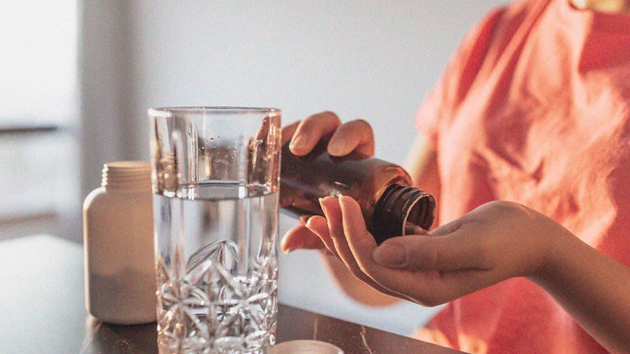 అంతేకాదు..  విటమిన్ బీ12 లోపం వల్ల మూడ్ స్వీగ్స్ ఎదుర్కొంటారు. దాంతో పాటుగా జ్ఞాపకశక్తి సమస్యలు కూడా వేధిస్తాయి. ఏ వస్తువు ఎక్కడ పెట్టారో పదే పదే వెతుక్కోవాల్సి వస్తుంది.
అలాగే, ఎప్పుడూ తూలి పడిపోతున్నట్టుగా ఉంటుంది. ఉన్నట్టుండి కళ్లు తిరిగి పడిపోవటం కూడా అది విటమిన్ బీ12 లోపంగా గమనించాలి.