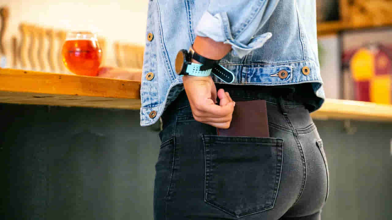 Wallet in Back Pocket: మీరు ఫ్యాంటు వెనుక పాకెట్లో పర్స్ పెడుతున్నారా? బీ కేర్ ఫుల్ బ్రో..