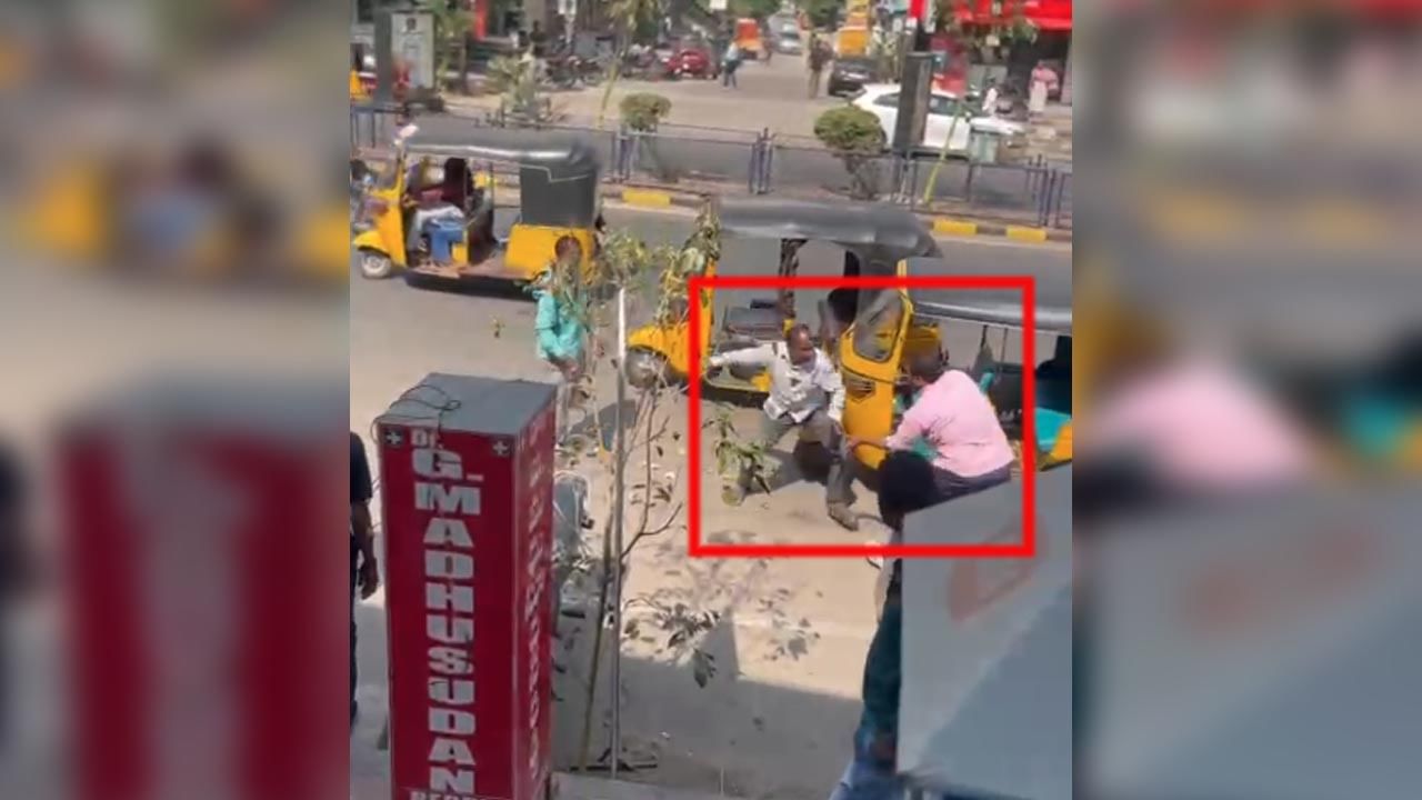 Warangal: పట్టపగలు నడిరోడ్డుపై కత్తుల కోలాటం.. ప్రాణాలు కోల్పోయిన ఆటో డ్రైవర్