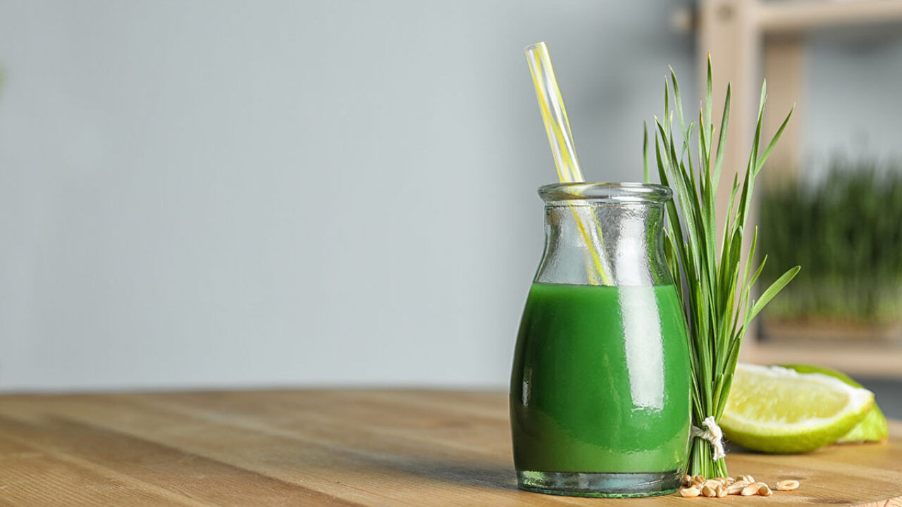 చర్మ ఆరోగ్యాన్ని పెంచడంలో కూడా గోధుమ గడ్డి రసం ఎంతో చక్కగా హెల్ప్ చేస్తుంది. చర్మ రంగు మెరుగుపరచి, ముడతలను తగ్గిస్తుంది. మొటిమలను కూడా నియంత్రిస్తుంది. రక్తాన్ని కూడా శుద్ధి చేస్తుంది.
