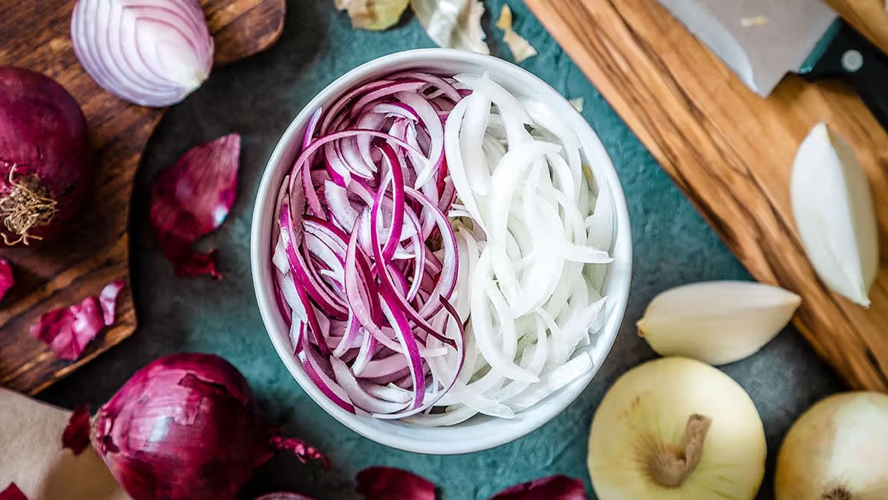 White Onion Vs Red Onion: తెల్ల ఉల్లి.. ఎర్ర ఉల్లి.. ఏది ఆరోగ్యానికి మేలు చేస్తుందో తెలుసా?