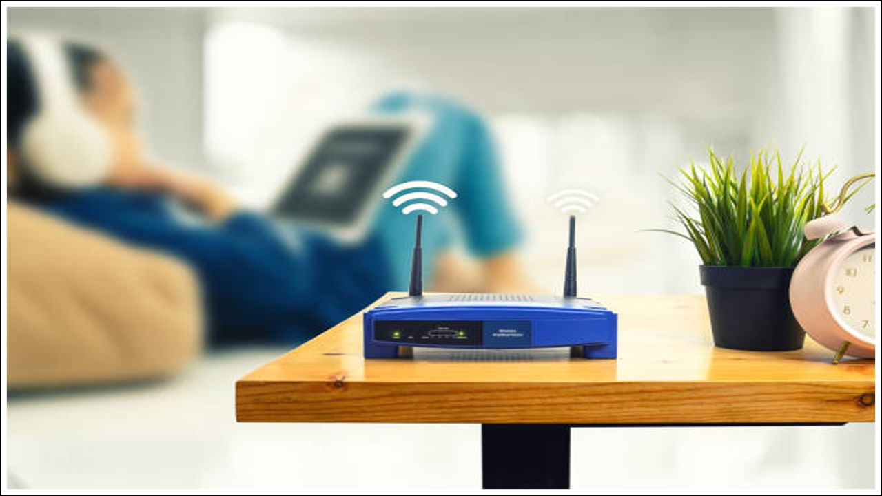 Wi-Fi ఆన్ చేయడం వల్ల కలిగే నష్టాలు: వైఫై (Wi-Fi) మన ఆరోగ్యానికి హాని కలిగిస్తుందని కొంతమందికి తెలుసు. అటువంటి పరిస్థితిలో మీరు పని చేయనప్పుడు మీ ఇంటి Wi-Fiని ఆఫ్ చేయాలి. మీరు నిద్రపోతున్నప్పుడు ఇంటర్నెట్ ఉపయోగించడం ఆపివేస్తే, ఆరోగ్యానికి హాని కలిగించకుండా ఉండటానికి రూటర్ స్విచ్ ఆఫ్ చేయాలి.