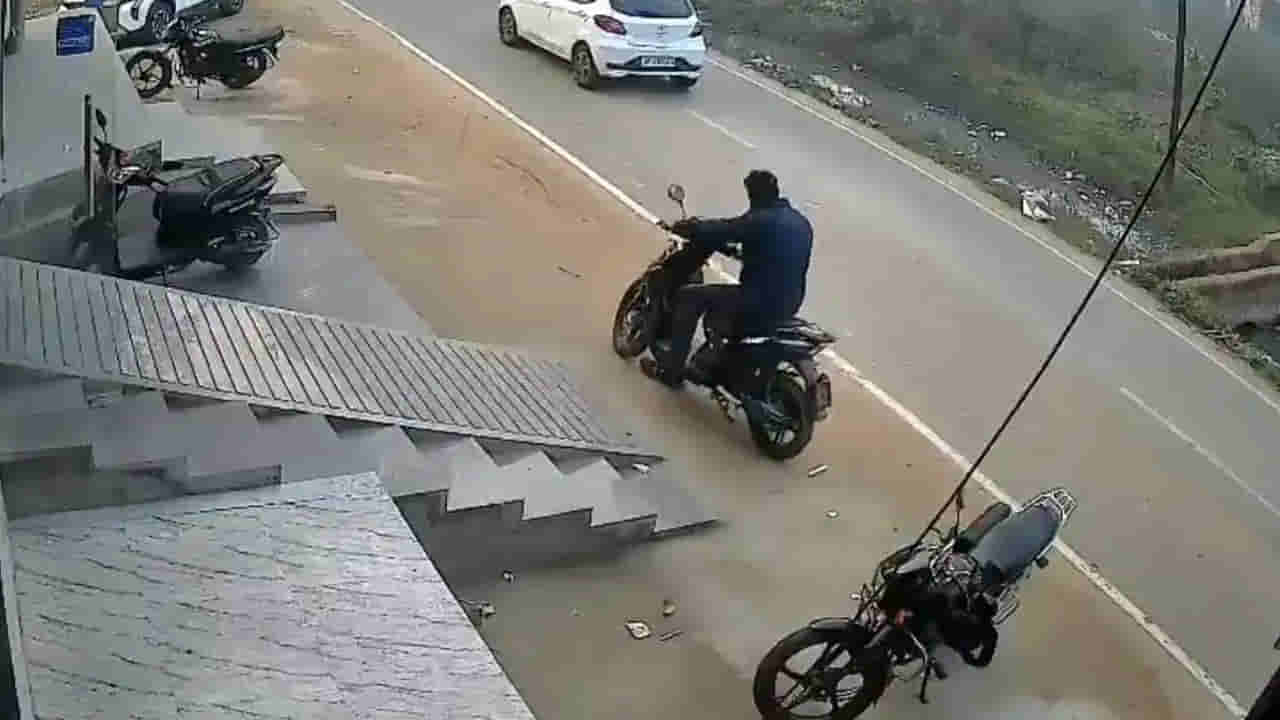 షోరూమ్ నుంచి కొత్త స్కూటీతో టెస్ట్ డ్రైవింగ్కి వెళ్లిన వ్యక్తి.. ఆ తర్వాత ఏం జరిగిందంటే..