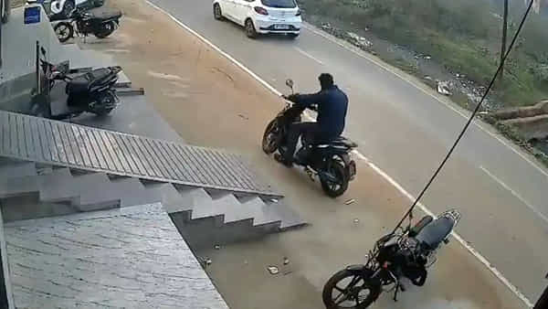 షోరూమ్ నుంచి కొత్త స్కూటీతో టెస్ట్ డ్రైవింగ్కి వెళ్లిన వ్యక్తి.. ఆ తర్వాత ఏం జరిగిందంటే..