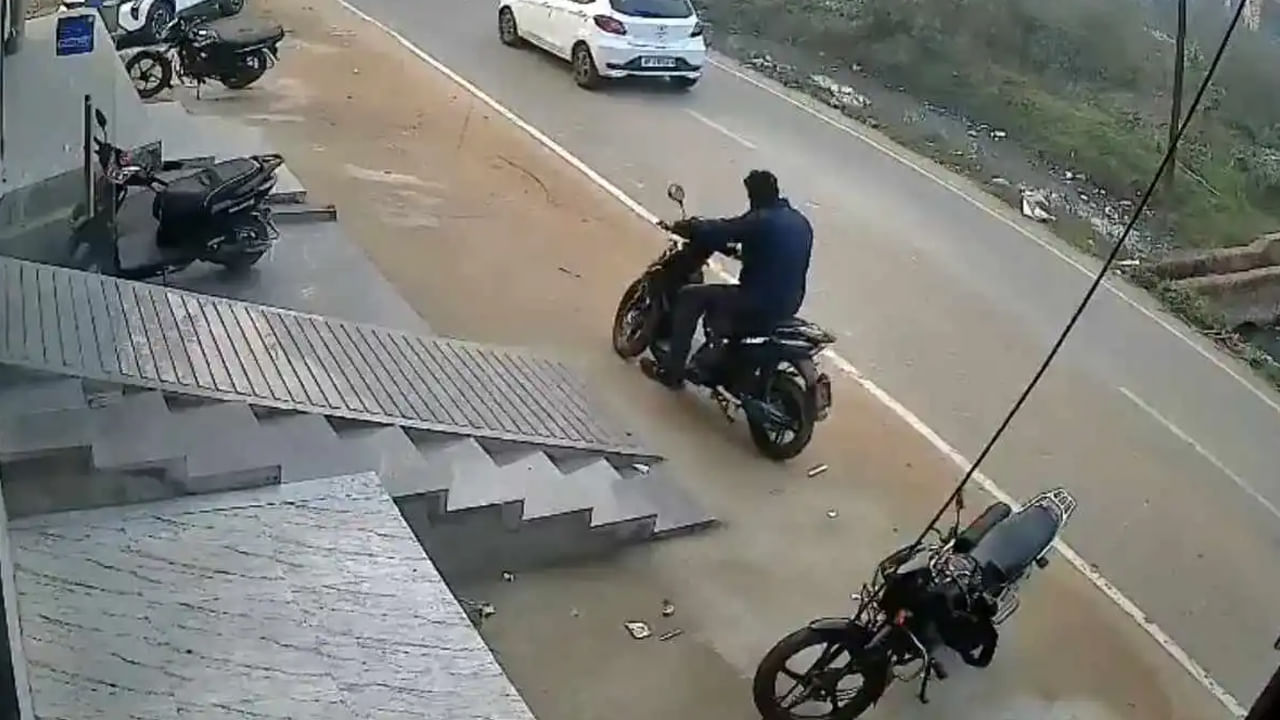 షోరూమ్‌ నుంచి కొత్త స్కూటీతో టెస్ట్ డ్రైవింగ్‌కి వెళ్లిన వ్యక్తి.. ఆ తర్వాత ఏం జరిగిందంటే..