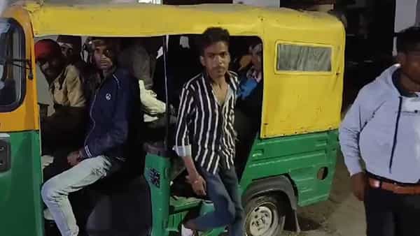 Viral Video: మినీ బస్సుగా మారిన ఆటో..! ఏకంగా 18 మందిని ఎక్కించిన డ్రైవర్.. ఎలాగో మీరే చూడండి..