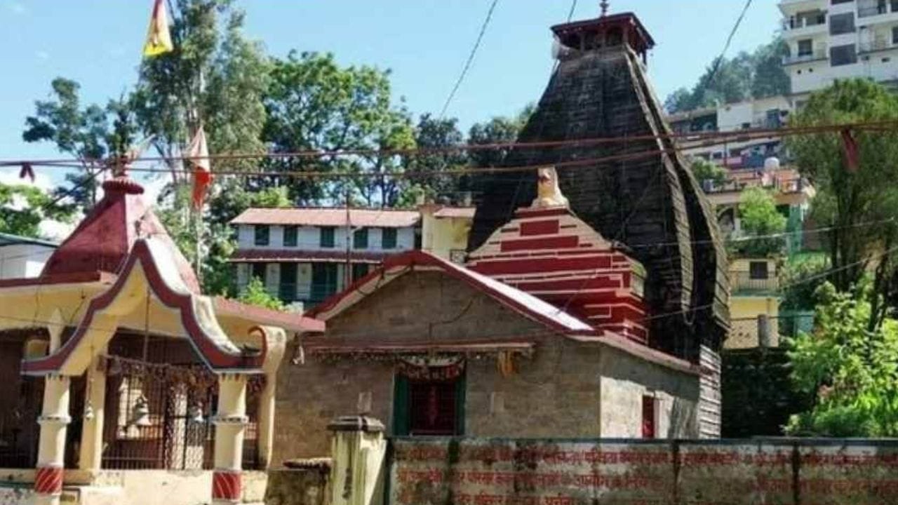 కర్ణ ప్రయాగలో అలకనంద, పిండార్ నదుల సంగమం దగ్గర ఉమా దేవి ఆలయం ఉంది. దీన్ని ఉమాశంకరి అని కూడా పిలుస్తారు. ఇక్కడ కాత్యాయని రూపంలో అమ్మవారిని పూజిస్తారు. శివుడిని భర్తగా పొందడానికి అమ్మవారు ఇక్కడ తపస్సు చేసిందని చెపుతారు. ఈ ఆలయం అమ్మవారి భక్తికి నిదర్శనంగా నిలుస్తుంది.