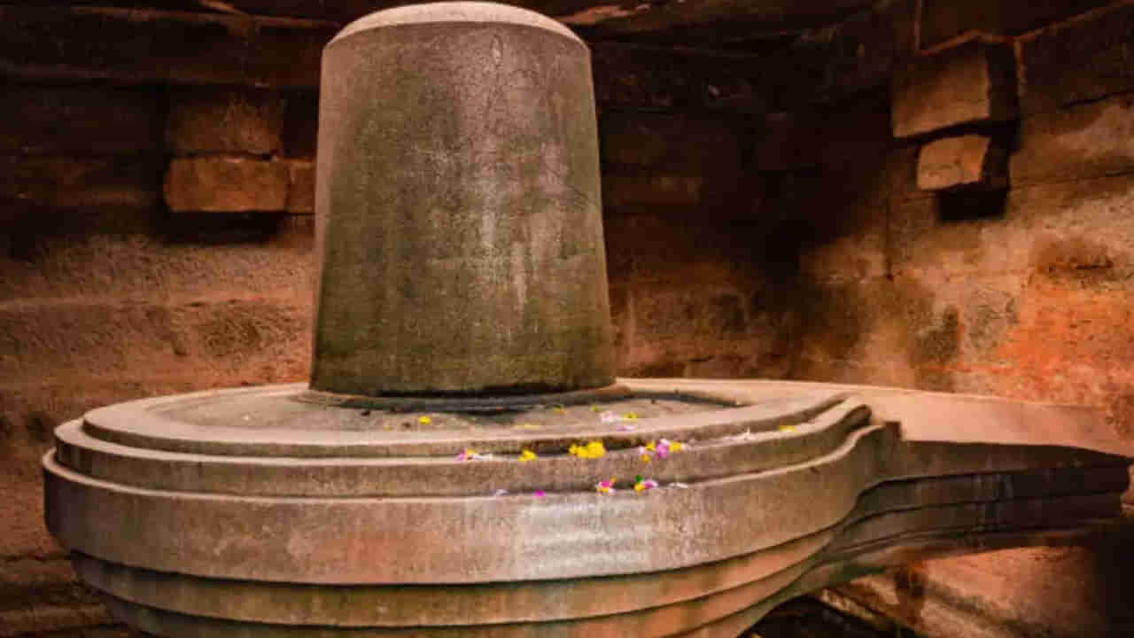 ఇదే మరీ పిచ్చి అంటే.. భక్తి పేరిట శివుడికి నాలుక కోసి సమర్పించుకున్న బాలిక.. చివరకు ఏమైందంటే..