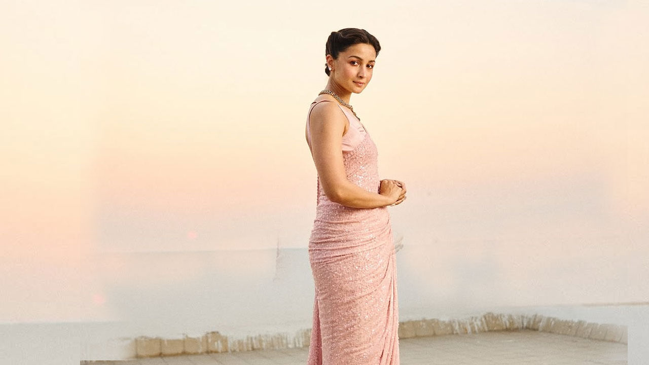 అందాల ముద్దుగుమ్మ ఆలియాకు బాలీవుడ్ లోనే కాదు, టాలీవుడ్ లో కూడా మంచి ఫ్యాన్ పాలోయింగ్ ఉంది. త్రిబుల్ ఆర్ సినిమాతో ఈ అమ్మడు మంచి ఫ్యాన్ బేస్ సంపాదించుకుంది. తాజాగా ఈ బ్యూటీ పింక్ శారీలో తన అందాలతో మతిపొగొట్టింది. సింపుల్ గానే కనిపిస్తూ కుర్రకారుకు పిచ్చెక్కించింది. 