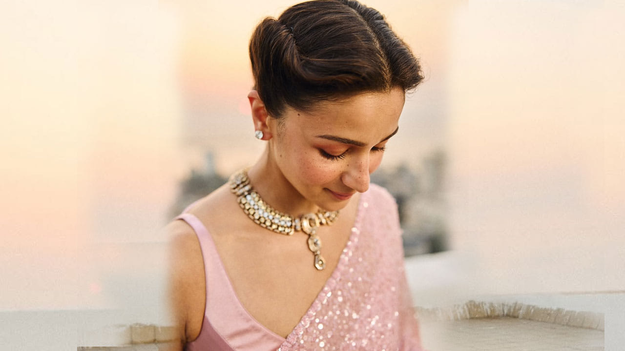 శుక్రవారం  బాలీవుడ్ నటి కరీనా కపూర్ రిలేటివ్, నటుడు ఆదర్ జైన్ వివాహం ప్రముఖ వ్యాపార వేత్త మ్యాన్ హ్యారీ అద్వానీ కుమార్తె అలేఖ అద్వానీతో జరిగింది. దీంతో ఈ వివాహ వేడుకకు చాలా మంది సెలబ్రిటీలు హాజరయ్యారు.