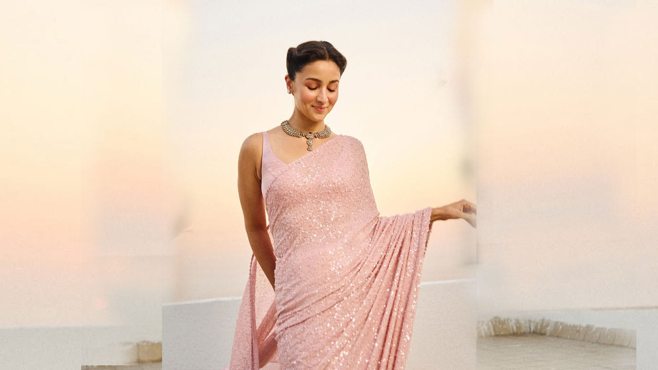 ఇందులో భాగంగా బాలీవుడ్ బ్యూటిఫుల్ కపుల్ ఆలియా, రణ్ బీర్ కపూర్ కూడా ఈ పెళ్లికి హాజరయ్యారు. ఈ క్రమంలో నటి ఆలియా పింక్ కలర్ శారీలో చాలా స్పెషల్ గా కనిపించింది.