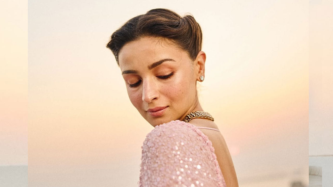 పింక్ శారీలో చూడటానికి అందంగా కనిపించింది ఈ ముద్దుగుమ్మ. ప్రస్తుతం దీనికి సంబంధించిన ఫొటోలను ఈ బ్యూటీ తన ఇన్ స్టాలో షేర్ చేయడంతో అవి నెట్టింట తెగ వైరల్ అవుతున్నాయి.