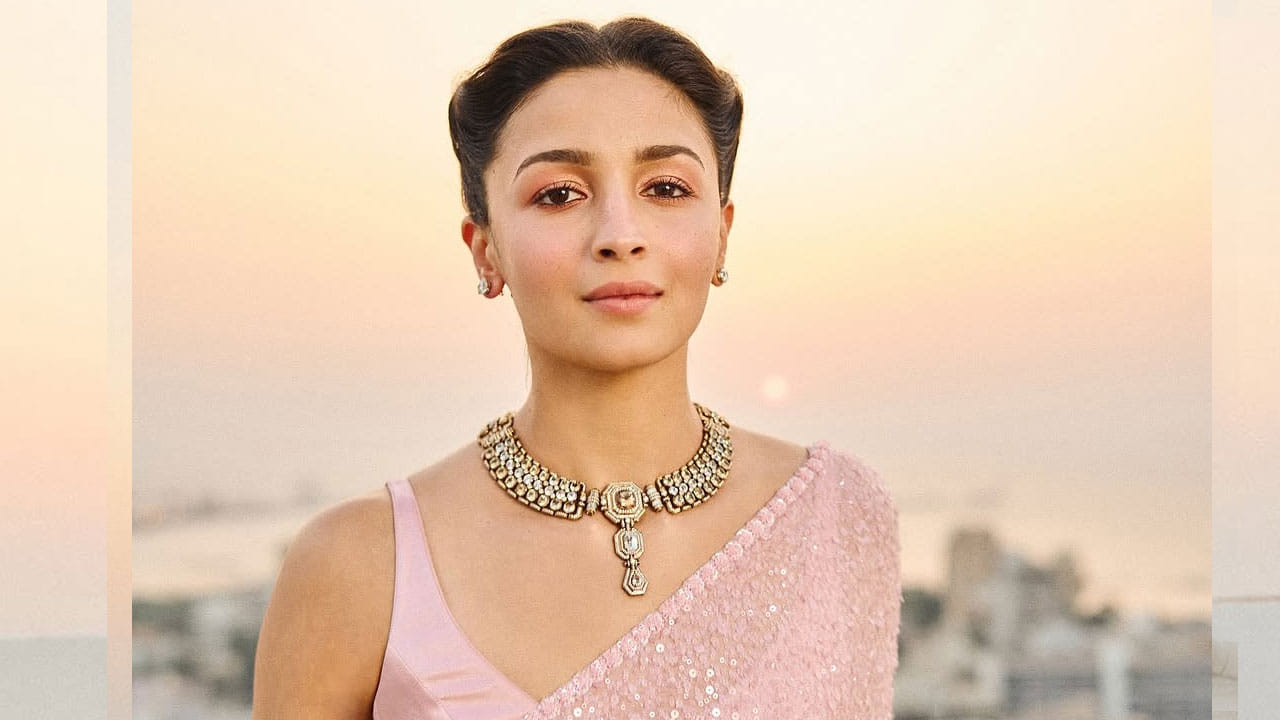 ఇక ఈ వివాహ వేడుకకు రణ్ బీర్  కపూర్,బ్లాక్ సూట్ , ట్రౌజర్స్ వేసుకున్నాడు. వీరి జంట అక్కడున్నవారందరినీ ఆకర్షించింది. ప్రస్తుతం దీనికి సంబంధించిన ఫొటోలు నెట్టింట తెగ ట్రెండ్ అవుతున్నాయి.