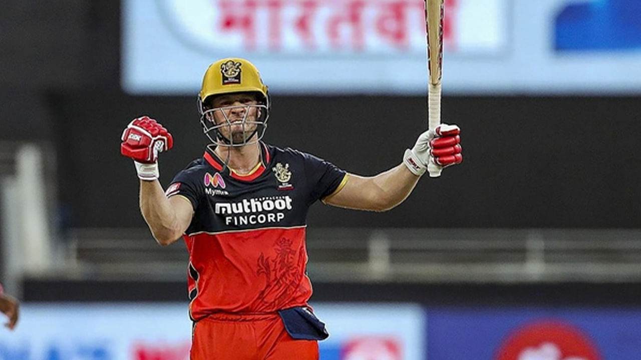 ఈ జాబితాలో దక్షిణాఫ్రికా మాజీ బ్యాట్స్‌మన్ ఏబీ డివిలియర్స్ మూడో స్థానంలో నిలిచాడు. 9 వేల పరుగులు పూర్తి చేయడానికి అతను 5985 బంతులను ఎదుర్కొన్నాడు. డివిలియర్స్ టీ20 కెరీర్ గురించి చెప్పాలంటే, అతను 340 మ్యాచ్‌లు ఆడాడు. ఈ కాలంలో, అతను 37.24 సగటుతో 9424 పరుగులు చేశాడు. ఇందులో 4 సెంచరీలు, 69 అర్ధ సెంచరీలు ఉన్నాయి. అతని అత్యధిక స్కోరు 133 నాటౌట్ పరుగులు.