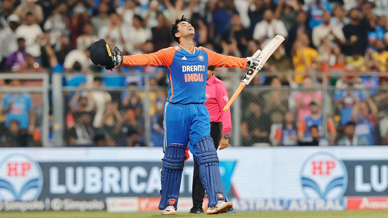 2. అభిషేక్ శర్మ: యువరాజ్ సింగ్ శిష్యుడు అభిషేక్ శర్మ పొట్టి ఫార్మాట్‌లో డేంజరస్ ప్లేయర్‌గా మారాడు. తుఫాన్ ఆటతో ఈజీగా సెంచరీలు బాదేస్తున్నాడు. ఫిబ్రవరి 2న 24 ఏళ్ల అభిషేక్ శర్మ ఇంగ్లండ్‌పై విధ్వంసం సృష్టించాడు. అతను కేవలం 54 బంతుల్లో 135 పరుగుల భయంకరమైన ఇన్నింగ్స్‌తో దడ పుట్టించాడు. ఈ క్రమంలో అభిషేక్ ఎన్నో రికార్డులను బద్దలు కొట్టాడు. ఈ ఇన్నింగ్స్‌లో 7 ఫోర్లు, 13 సిక్సర్లు ఉన్నాయి. టీ20లో భారత్‌కు ఇదే అత్యధిక స్కోరు. 4 ఓవర్లు మిగిలి ఉండగానే అనుకోకుండా అభిషేక్ వికెట్ కోల్పోయాడు. లేకుంటే డబుల్ సెంచరీ సాధించడం పెద్ద విషయం కాదు. అభిషేక్ 17 మ్యాచ్‌ల్లో 2 సెంచరీలు, హాఫ్ సెంచరీలు అతని పేరిట ఉన్నాయి. 