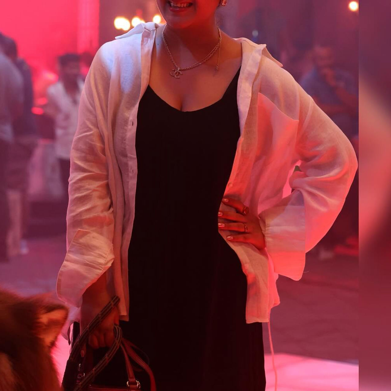 సినిమా ఇండస్ట్రీలో చాలా మంది హీరోయిన్స్ ఇప్పుడు సినిమాలు తగ్గించి ఇతర బిజినెస్ ల్లో బిజీ అయిపోయారు. కొంతమంది పెళ్లి చేసుకొని సెటిల్ అయ్యారు. అందం అభినయం ఉండి సినిమాలకు దూరం అయినవారు  ఉన్నారు. పై ఫొటోలో కనిపిస్తున్న హీరోయిన్ కు ఇండస్ట్రీలో విపరీతమైన క్రేజ్ ఉంది. ఆమెకు ఉన్న ఫ్యాన్ ఫాలోయింగ్ కూడా ఎక్కువే అవకాశాలు కూడా ఎక్కువగానే వచ్చాయి ఈ చిన్నదానికి. కానీ ఊహించని విధంగా సినిమాలకు దూరం అయ్యింది.