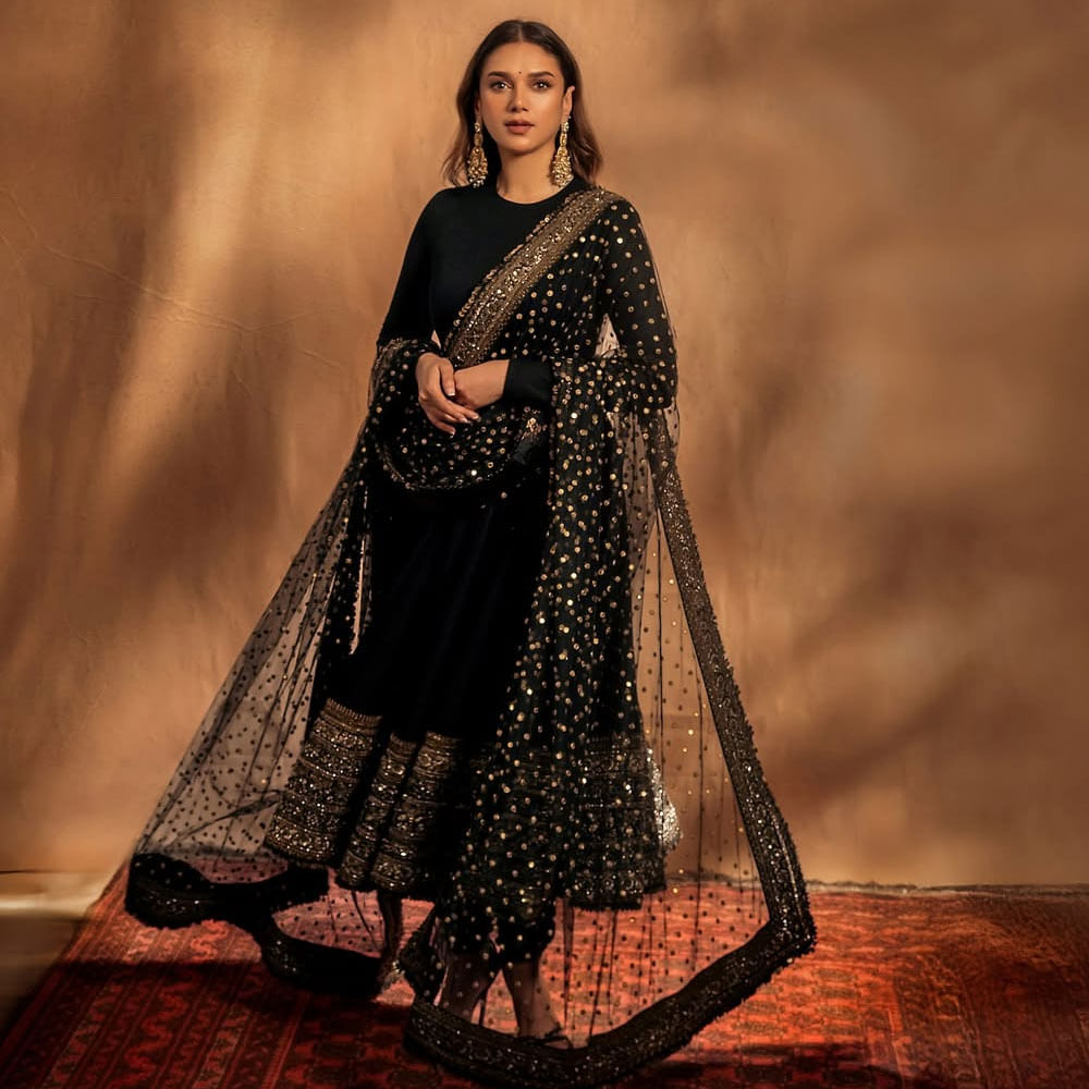 అదితి రావు హైదరీ రాజుల వంశానికి చెందిన అమ్మాయి. ఆమె తాత (తండ్రి తండ్రి )అక్బర్ హైదరీ. అప్పట్లో హైదరాబాద్ ప్రధానమంత్రిగా పనిచేశారు. అలాగే మరో తాత రామేశ్వరరావు (తల్లి తండ్రి) తెలంగాణలోని వనపర్తి సంస్థానాధీశులు.