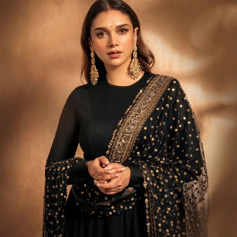 ఆ హీరోయిన్ మరెవరో కాదండి.. అదితి రావు హైదరీ. చిన్న వయసులోనే పెళ్లి చేసుకుంది. కానీ ఆ పెళ్లి ఆరేళ్లకే ముగిసింది. ఇటీవలే టాలీవుడ్ స్టార్ హీరో సిద్ధార్థ్ ను ప్రేమించి పెళ్లి చేసుకుంది. వీరిద్దరు ప్రస్తుతం తమ వైవాహిక జీవితాన్ని ఎంజాయ్ చేస్తున్నారు. 