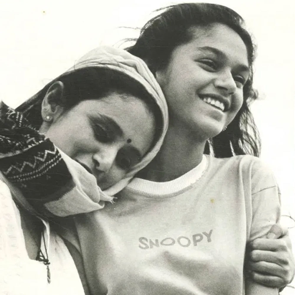 పైన ఫోటోలో కనిపిస్తున్న ఆ అమ్మాయి పాన్ ఇండియా హీరోయిన్. తెలుగు, తమిళం, హిందీ భాషలలో వరుస సినిమాలు చేస్తూ తనకంటూ మంచి గుర్తింపు తెచ్చుకుంది. అందం, అభినయంతో అలరిస్తూ అటు నార్త్, ఇటు సౌత్ అడియన్స్ హృదయాల్లో నిలిచిపోయింది. ఇంతకీ ఆమె ఎవరంటే.. 