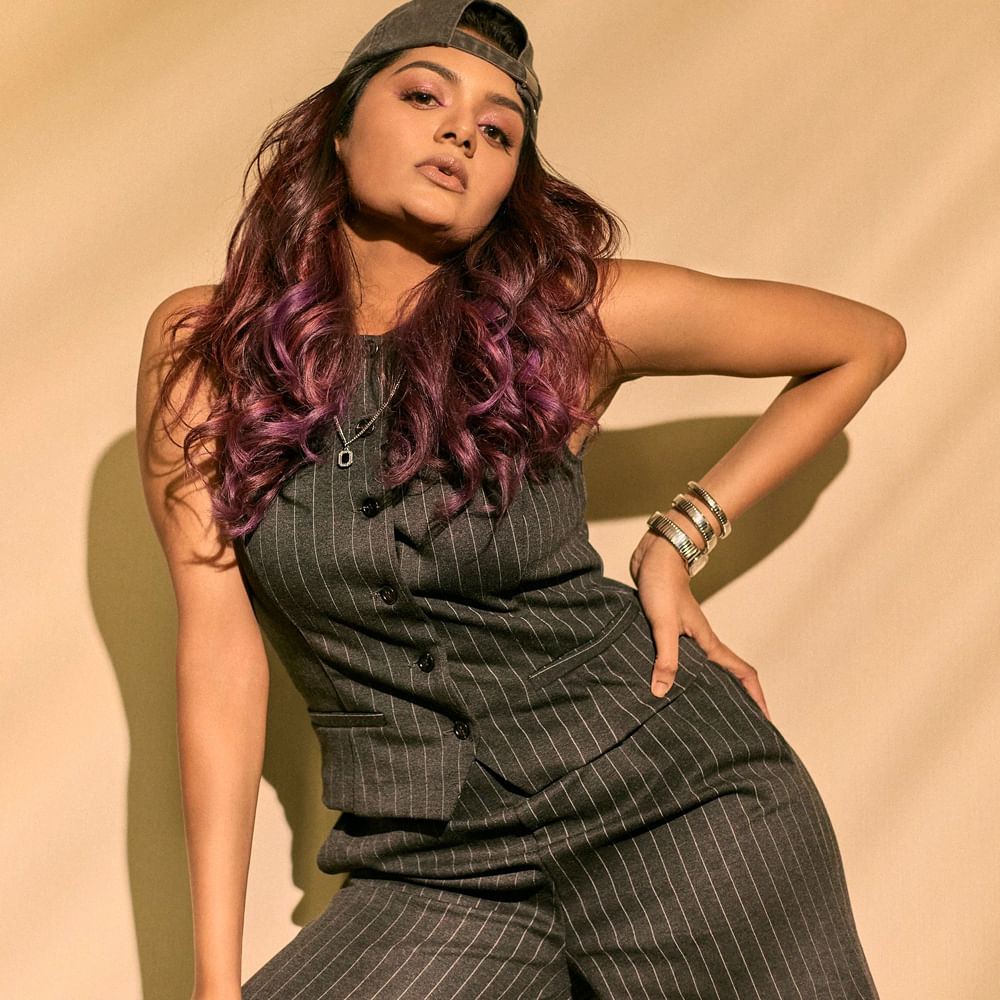 ఈ మూవీతోనే సినీరంగంలోకి అడుగుపెట్టింది. తొలి చిత్రంతోనే నటిగా ప్రశంసలు అందుకుంది. అంతేకాదు ఇదే సినిమాలో “మధుర వీరన్” అనే సాంగ్ పాడి సింగర్ గానూ అదరగొట్టేసింది. నటిగానే కాకుండా ప్రముఖ నేపథ్య గాయని కూడా.