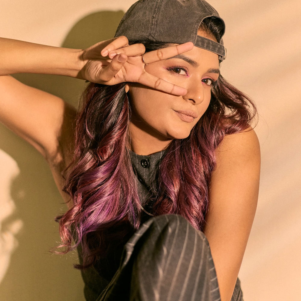 ఇక సోషల్ మీడియాలో యాక్టివ్ గా ఉండే ఈ చిన్నది క్రేజీ ఫోటోలను షేర్ చేస్తూ అభిమానులను అలరిస్తుంది. ఓ వైపు చీరకట్టులో ఆకట్టుకుంటూనే.. మరో వైపు మోడ్రన్ డ్రస్సులో మెరిపిస్తుంది. తాజాగా కొన్ని క్యూట్ ఫోటోలను షేర్ చేసింది అదితి శంకర్. 