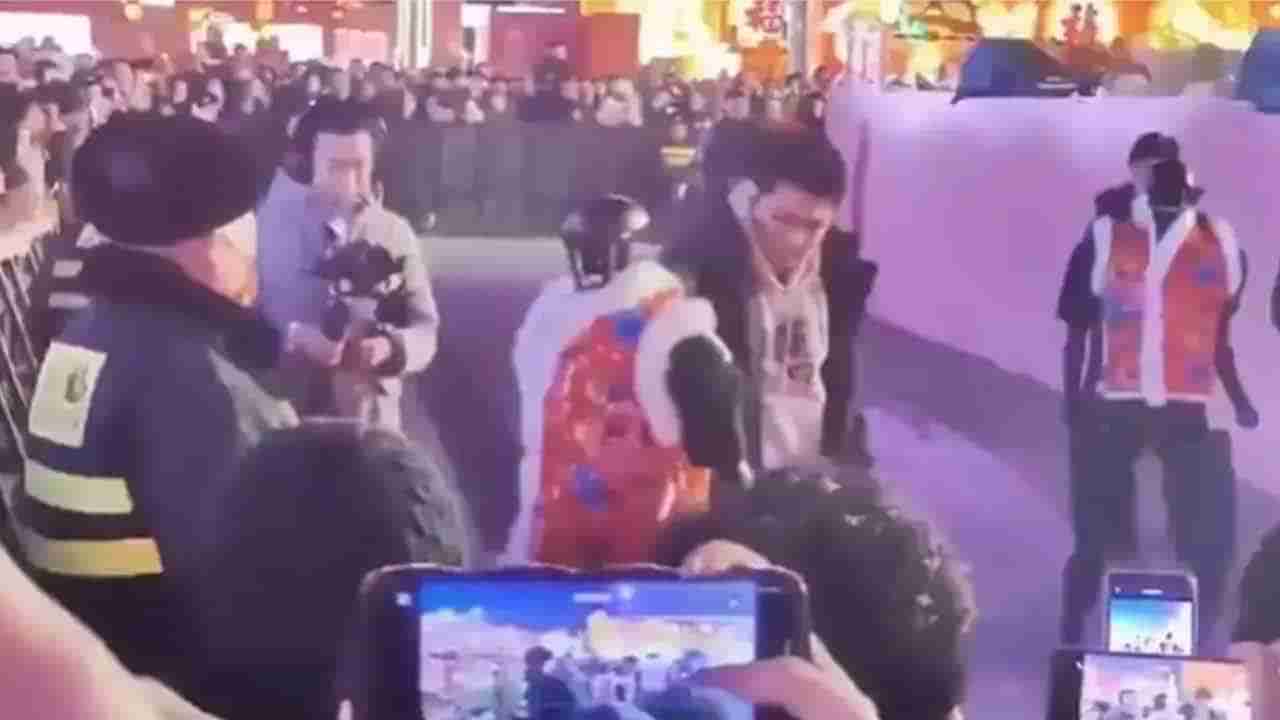 Watch: బాబోయ్ రోబో.. జనాల్ని కొట్టి చంపేస్తోంది..! AI సాఫ్ట్‌వేర్‌లో సాంకేతిక లోపం..