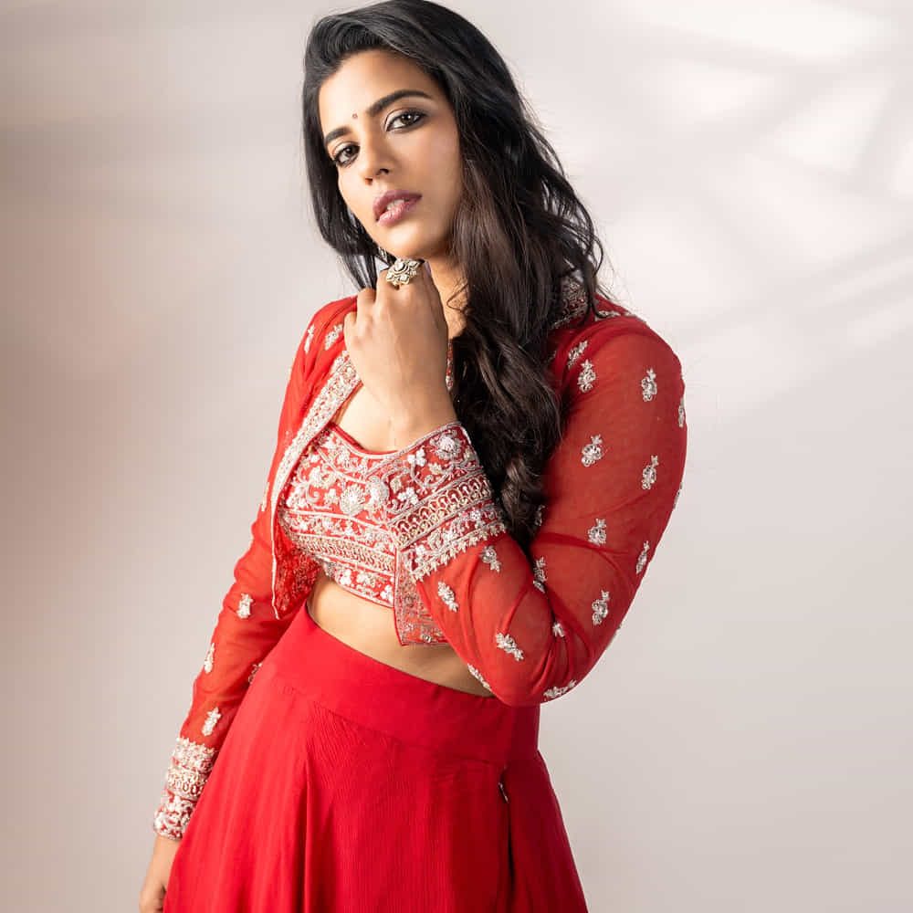తెలుగులో ఈ చిన్నది చేసింది తక్కువ సినిమాలే కానీ మంచి క్రేజ్ తెచ్చుకుంది. రీసెంట్ గా సంక్రాంతికి వస్తున్నాం సినిమాతో ప్రేక్షకుల ముందుకు వచ్చింది. ఈ సినిమా బ్లాక్ బస్టర్ హిట్ గా నిలిచింది. అనిల్ రావిపూడి దర్శకత్వంలో తెరకెక్కిన ఈ సినిమా ఐశ్వర్యకు మంచి క్రేజ్ సొంతం చేసుకుంది. 