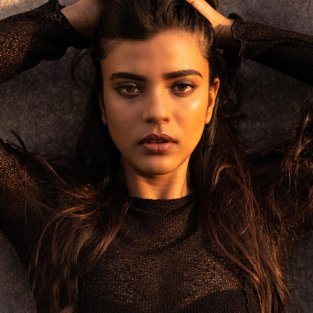 ఐశ్వర్య రాజేష్.. ఇప్పుడు ఈ చిన్నదని పేరు టాలీవుడ్ లో ఎక్కువగా వినిపిస్తుంది. రీసెంట్ గా సంక్రాంతికి వస్తున్నాం సినిమాతో భారీ హిట్ అందుకుంది ఈ ముద్దుగుమ్మ.  అనిల్ రావిపూడి దర్శకత్వంలో తెరకెక్కిన సంక్రాంతికి వస్తున్నాం సినిమా జనవరి 14న ప్రేక్షకుల ముందుకు వచ్చింది. ఈ సినిమాలో వెంకటేష్ హీరోగా నటించగా.. ఆయన భార్యగా ఐశ్వర్య రాజేష్ నటించి మెప్పించింది.  