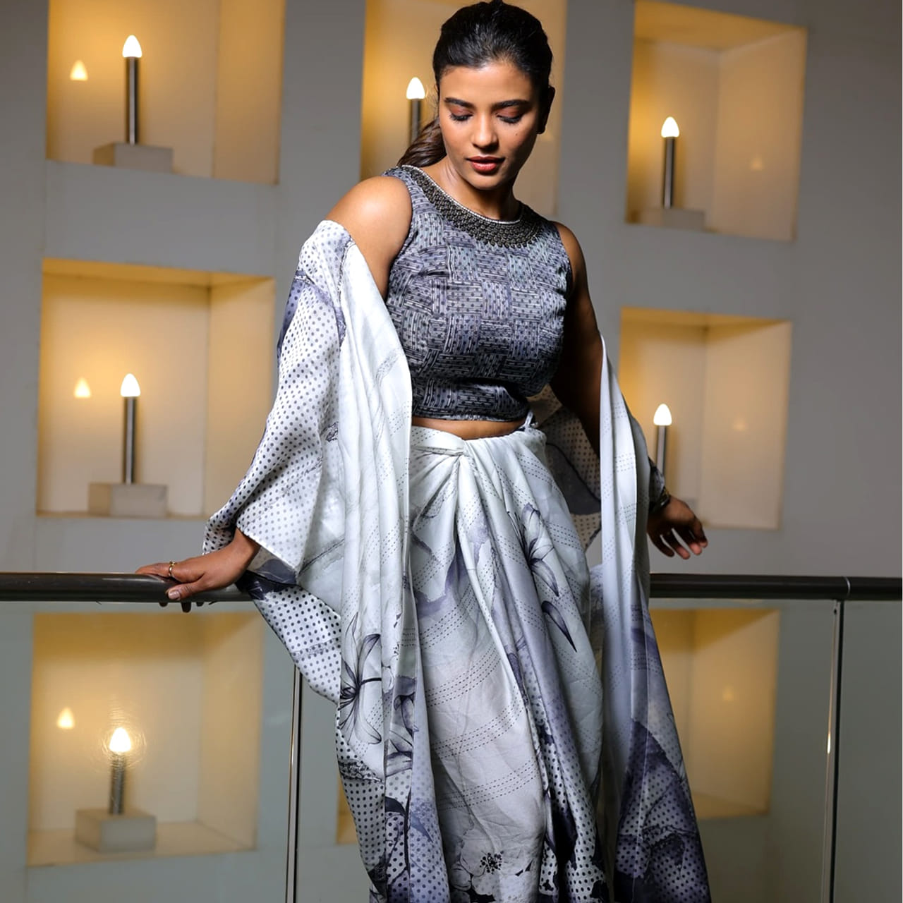 కౌసల్య కృష్ణమూర్తి సినిమాతో తెలుగు ప్రేక్షకులకు పరిచయం అయ్యింది అందాల చందమామ ఐశ్వర్య రాజేష్. తొలి సినిమాతోనే నటన పరంగా మంచి మార్కులు కొట్టేసింది. గ్లామర్ పాత్రలకు దూరంగా ఉంటూ నటనకు ప్రాధాన్యత ఉన్న పాత్రలు చేస్తుంది ఈ చిన్నది.