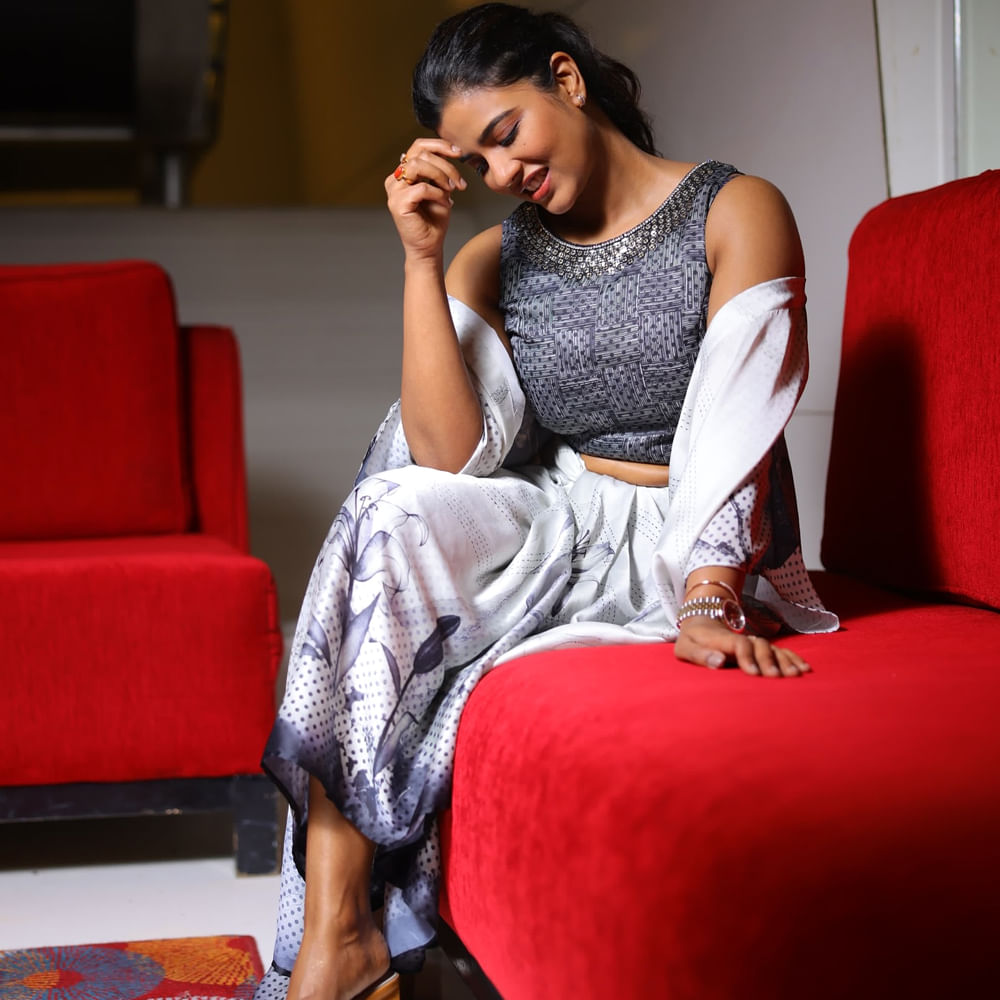 ఇక తెలుగులో రీసెంట్ గా సంక్రాంతికి వస్తున్నాం సినిమాతో ప్రేక్షకుల ముందుకు వచ్చింది. ఈ సినిమా మంచి విజయాన్ని అందుకుంది. సంక్రాంతికి వస్తున్నాం సినిమాతో ఐశ్వర్య రాజేష్ పేరు మారుమ్రోగింది. ఇప్పుడు ఈ చిన్నదానికి క్రేజీ ఆఫర్స్ వస్తున్నాయి.