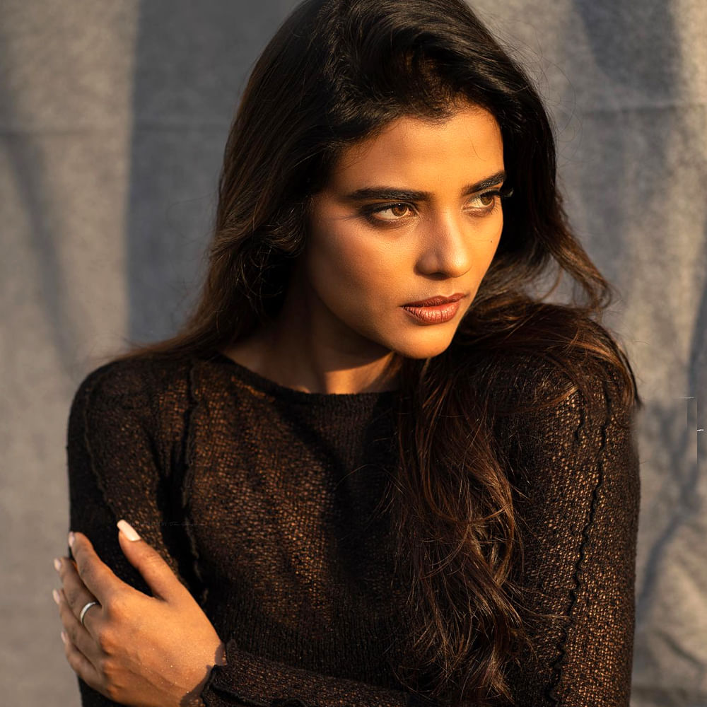 2010లో పంచ్ భరత్ దర్శకత్వం వహించిన “నీతనా అవన్” చిత్రంలో ప్రధాన పాత్రలో నటించింది. ఈ మూవీతోనే సినీరంగుల ప్రపంచంలోకి అడుగుపెట్టింది. 2017లో మలయాళంలో “జోమొండే సువిసెసమల్” ప్రధాన పాత్రలో నటించింది. ఆ తర్వాత వెట్రి మారన్ దర్శకత్వం వహించిన 2018 చిత్రం “వడ చెన్నై” తమిళ సినిమా అతిపెద్ద హిట్ గా నిలిచింది.