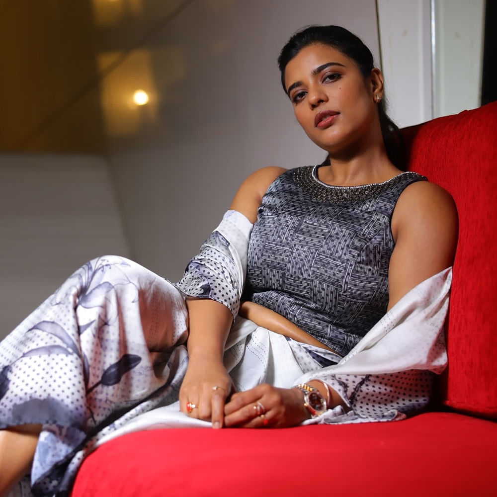 సంక్రాంతికి వస్తున్నాం సినిమాలో వెంకటేష్ భార్యగా అద్భుతంగా నటించి మెప్పించింది ఐశ్వర్య. ఇక ఈ చిన్నది సోషల్ మీడియాలోనూ చాలా యాక్టివ్ గా ఉంటుంది. రెగ్యులర్ గా ఫోటోలు షేర్ చేస్తూ అభిమానులను ఆకట్టుకుంటుంది ఈ చిన్నది.